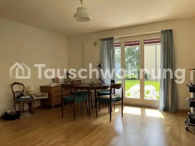 Kuhinja; kuhinjski aparati, drveni pod, prirodno svjetlo, moderni stil