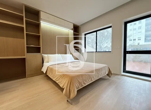 Cuisine; électroménager, parquet, lumière naturelle, style moderne