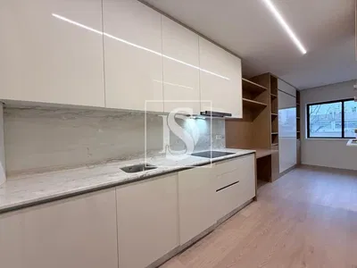 Salon; parquet, lumière naturelle, style moderne