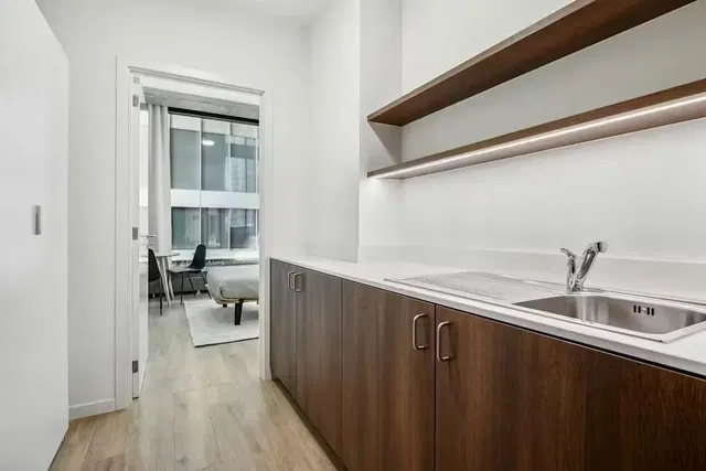 Cucina; elettrodomestici, pavimento in legno, luce naturale, stile moderno