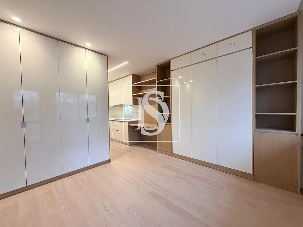 Cuisine; électroménager, parquet, lumière naturelle, style moderne