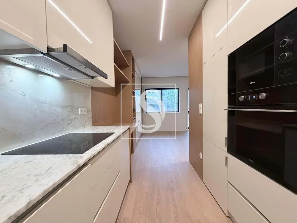 Cuisine; électroménager, parquet, lumière naturelle, style moderne