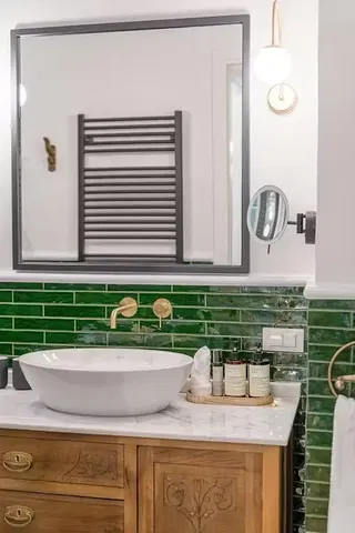 Cucina; elettrodomestici, pavimento in legno, luce naturale, stile moderno