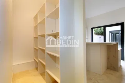 Kuhinja; kućanski aparati, drveni pod, prirodna svjetlost, moderan stil