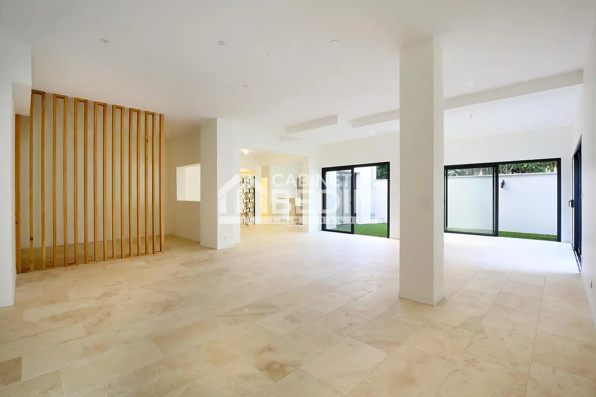 Kuhinja; kućanski aparati, drveni pod, prirodna svjetlost, moderan stil