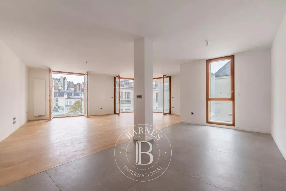 Kuchyně; kuchyňské spotřebiče, dřevěná podlaha, přirozené světlo, moderní styl