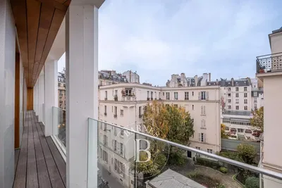 Kuchyně; kuchyňské spotřebiče, dřevěná podlaha, přirozené světlo, moderní styl