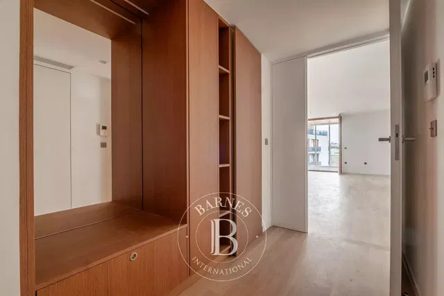 Cocina; electrodomésticos, suelo de madera, luz natural, estilo moderno