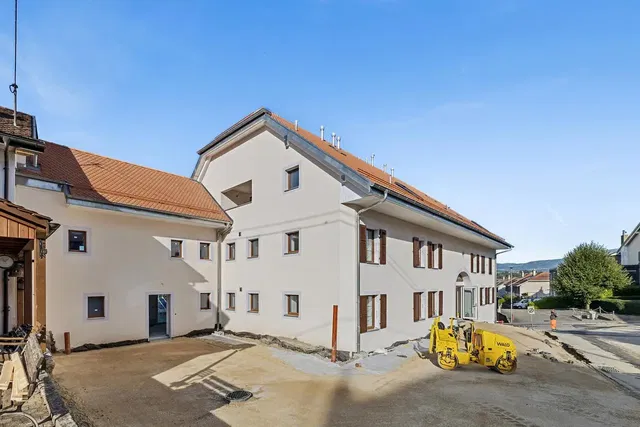 Kuhinja; kuhinjski aparati, drveni pod, prirodno svjetlo, moderni stil