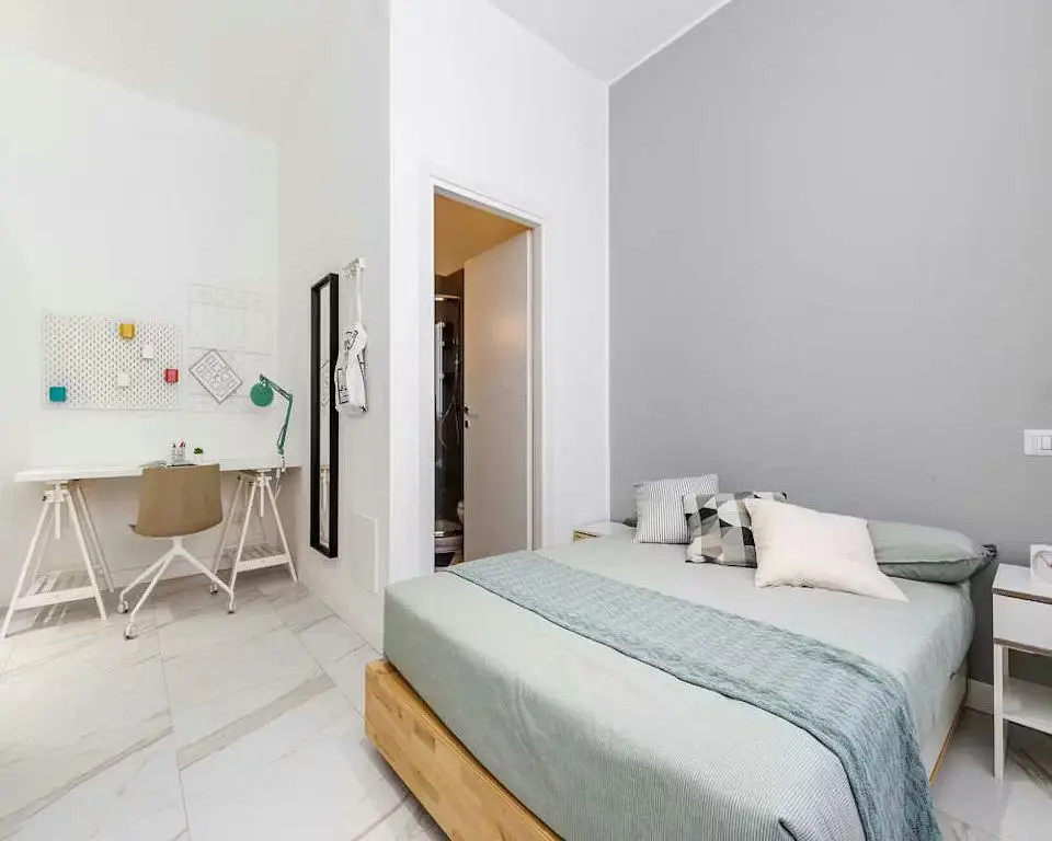 Kuchyně; kuchyňské spotřebiče, dřevěná podlaha, přirozené světlo, moderní styl