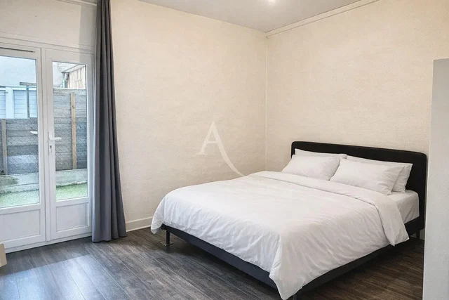 Küche; küchengeräte, holzboden, tageslicht, moderner stil