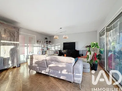 Κουζίνα; συσκευές κουζίνας, ξύλινο πάτωμα, φυσικό φως, μοντέρνο στυλ