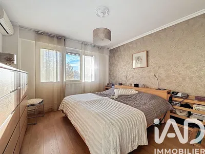 Κουζίνα; συσκευές κουζίνας, ξύλινο πάτωμα, φυσικό φως, μοντέρνο στυλ