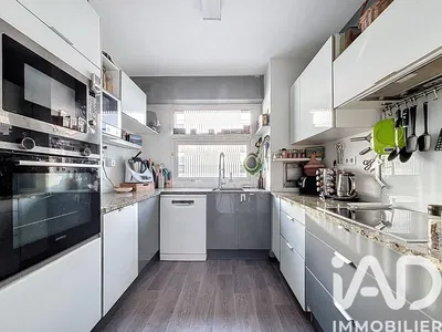 Σαλόνι; ξύλινο πάτωμα, φυσικό φως, μοντέρνο στυλ