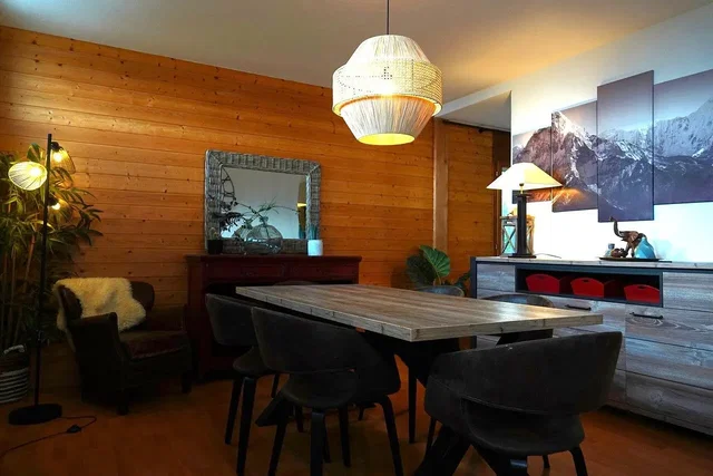 Cocina; electrodomésticos, suelo de madera, luz natural, estilo moderno