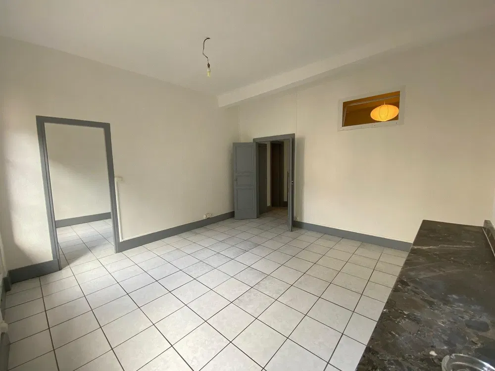 Cucina; elettrodomestici, pavimento in legno, luce naturale, stile moderno