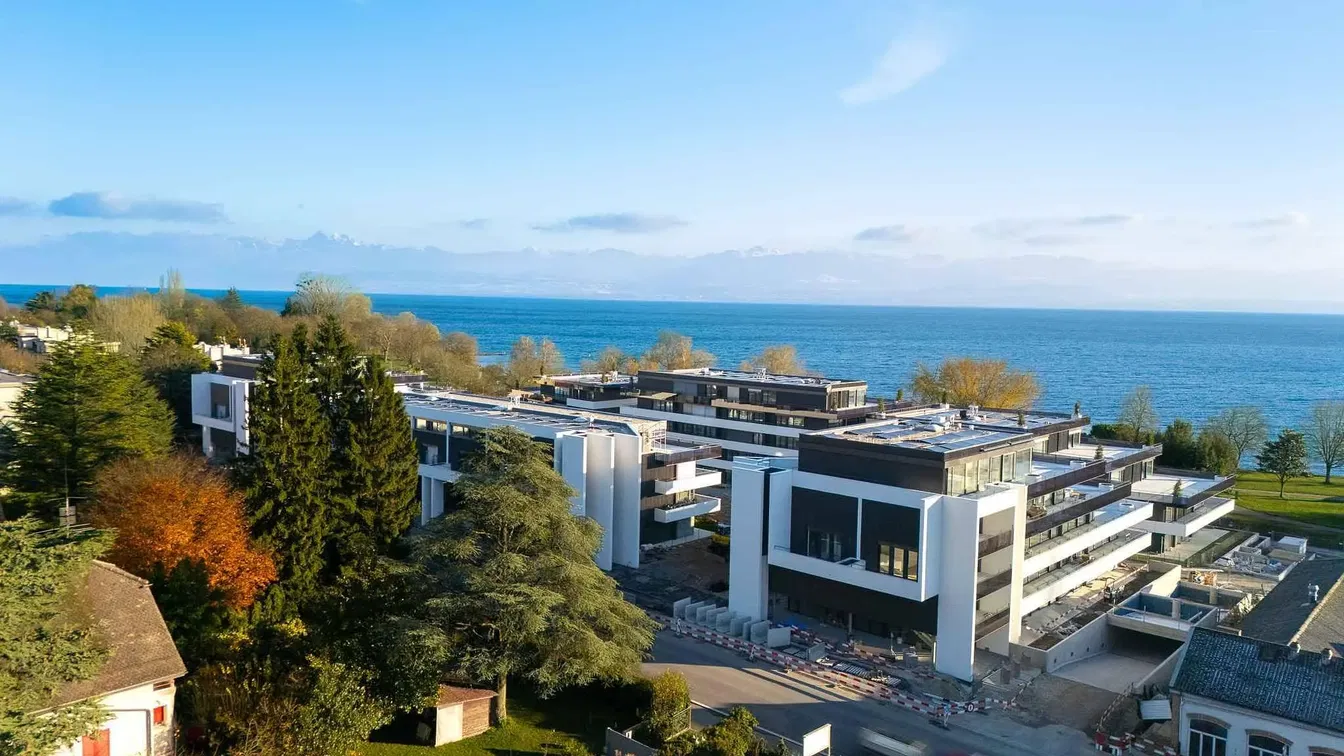 Kuchnia; sprzęt kuchenny, podłoga drewniana, światło dzienne, styl nowoczesny