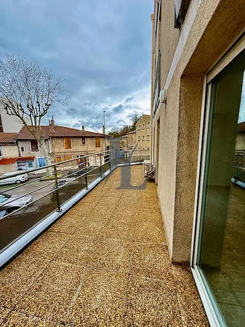 Kuchyně; kuchyňské spotřebiče, dřevěná podlaha, přirozené světlo, moderní styl