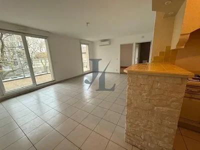 Kuchyně; kuchyňské spotřebiče, dřevěná podlaha, přirozené světlo, moderní styl