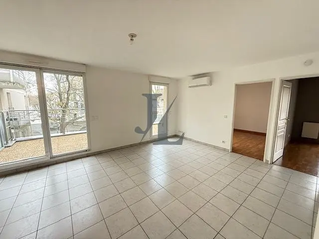 Keuken; keukenapparatuur, tegelvloer, natuurlijk licht, moderne stijl