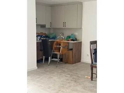 مطبخ; أجهزة المطبخ, أرضية خشبية, ضوء طبيعي, أسلوب عصري