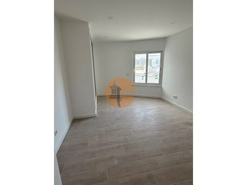 مطبخ; أجهزة المطبخ, أرضية خشبية, ضوء طبيعي, أسلوب عصري