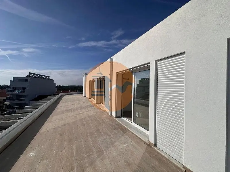 Kuchyně; kuchyňské spotřebiče, dlažba, přirozené světlo, moderní styl