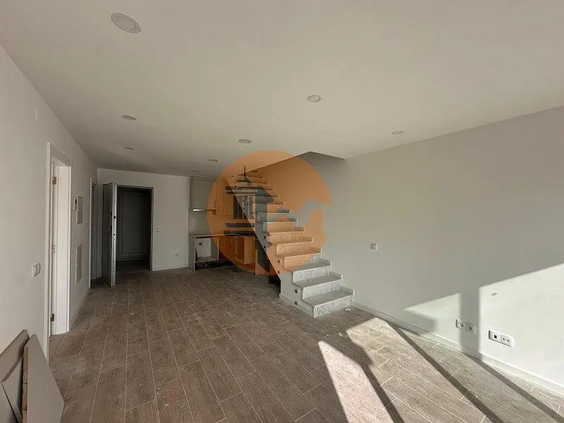 Kuchyně; kuchyňské spotřebiče, dřevěná podlaha, přirozené světlo, moderní styl