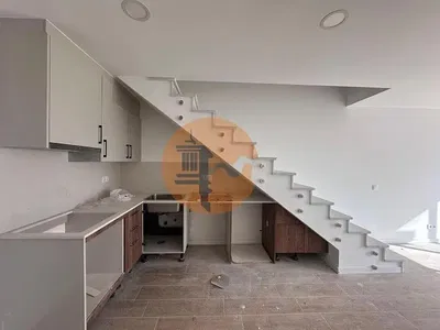 Kuchyně; kuchyňské spotřebiče, dřevěná podlaha, přirozené světlo, moderní styl