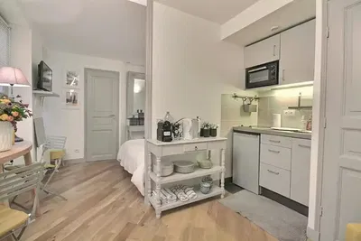 Salon; podłoga drewniana, światło dzienne, styl nowoczesny