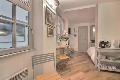 Kuchnia; sprzęt kuchenny, podłoga drewniana, światło dzienne, styl nowoczesny