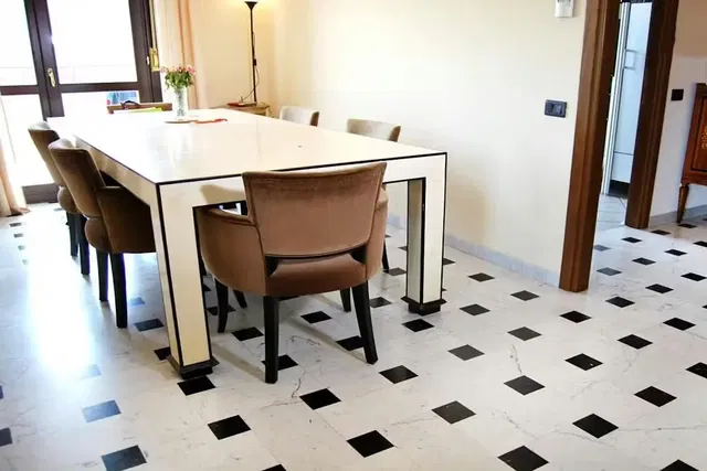 Küche; küchengeräte, holzboden, tageslicht, moderner stil