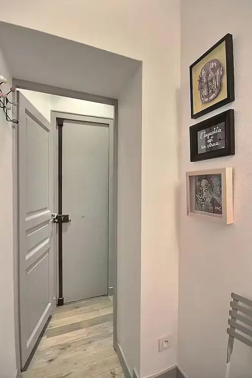 Kuchnia; sprzęt kuchenny, podłoga drewniana, światło dzienne, styl nowoczesny