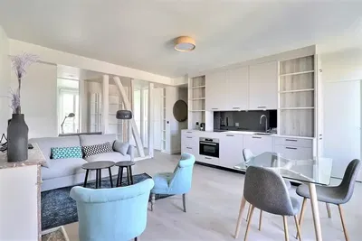 Kuchyně; kuchyňské spotřebiče, dřevěná podlaha, přirozené světlo, moderní styl