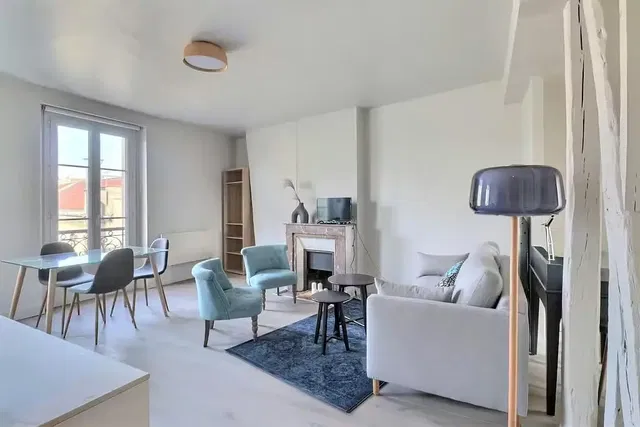 Cocina; electrodomésticos, suelo de madera, luz natural, estilo moderno