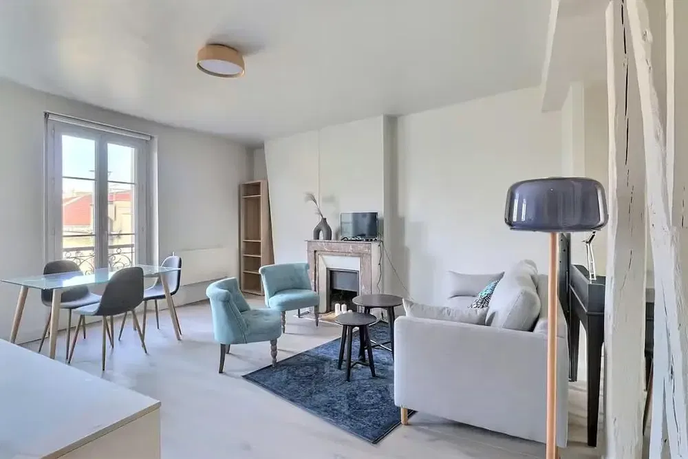 Kuchyně; kuchyňské spotřebiče, dřevěná podlaha, přirozené světlo, moderní styl