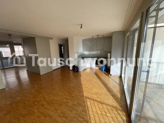Soggiorno; pavimento in legno, luce naturale, stile moderno