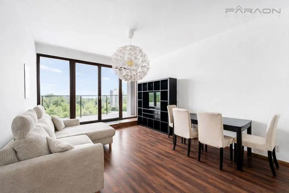 Хол; дървен под, естествена светлина, модерен стил