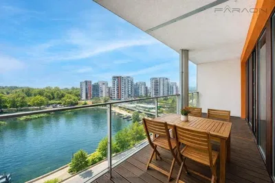 Хол; гледка, естествена светлина, модерен стил, дървен под