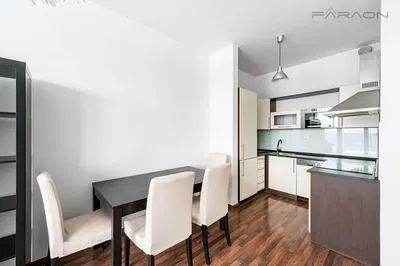 Хол; дървен под, естествена светлина, модерен стил