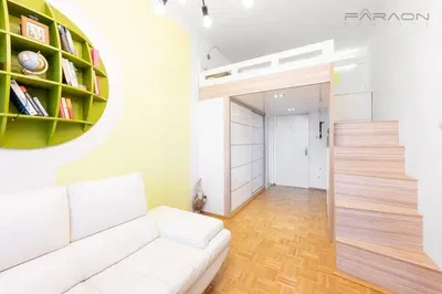 Хол; дървен под, естествена светлина, модерен стил, високи тавани