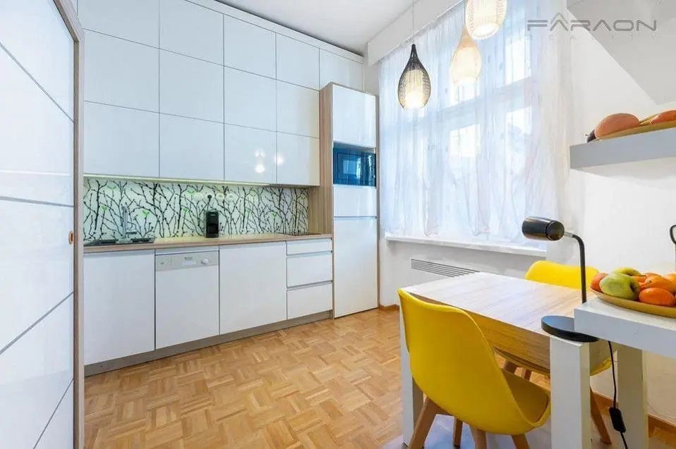 Кухня; кухненски уреди, дървен под, естествена светлина, модерен стил