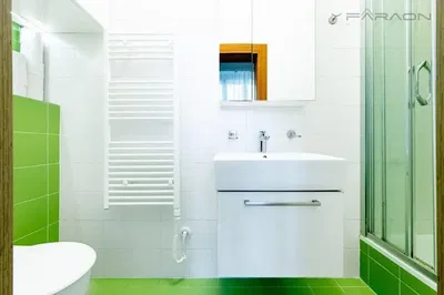 Кухня; кухненски уреди, дървен под, естествена светлина, модерен стил