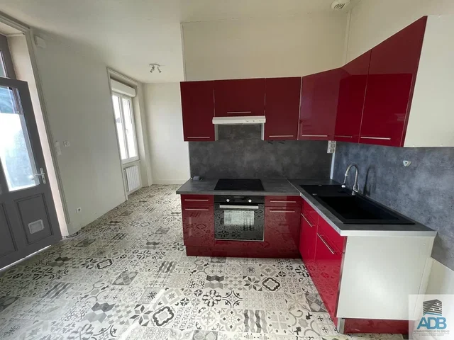مطبخ; أجهزة المطبخ, أرضية من البلاط, ضوء طبيعي, أسلوب عصري