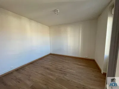 Küche; küchengeräte, holzboden, tageslicht, moderner stil