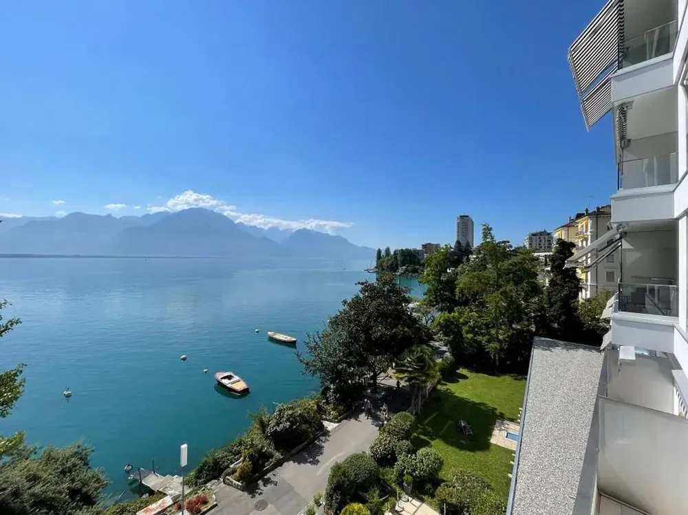 Küche; küchengeräte, holzboden, tageslicht, moderner stil