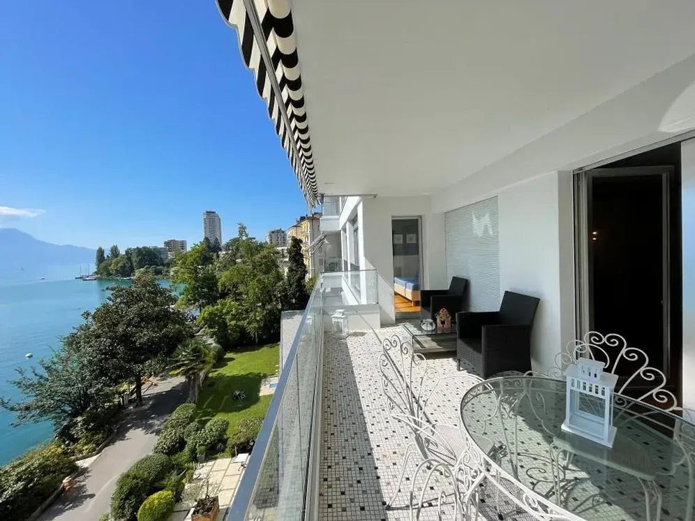 Wohnzimmer; holzboden, tageslicht, moderner stil