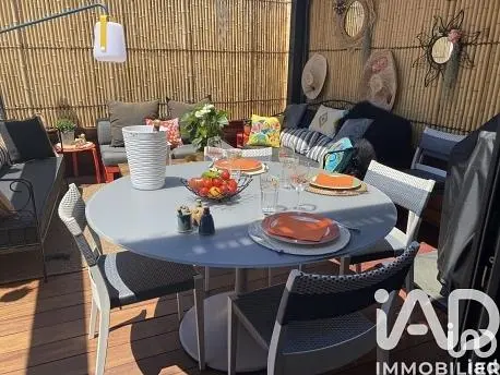 Κουζίνα; συσκευές κουζίνας, ξύλινο πάτωμα, φυσικό φως, μοντέρνο στυλ