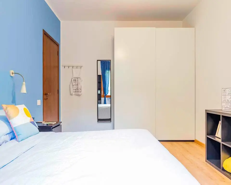 Küche; küchengeräte, holzboden, tageslicht, moderner stil