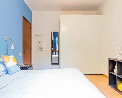 Küche; küchengeräte, holzboden, tageslicht, moderner stil